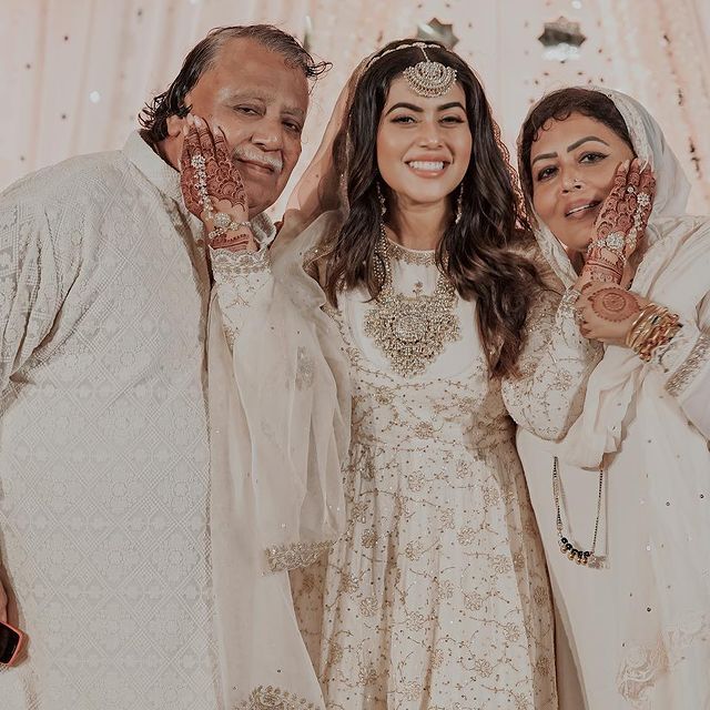 പാര്‍ട്ട് 1 ആയിട്ടുള്ളൂ.. ഇനിയും വരാനുണ്ട്; വിവാഹ നിശ്ചയ ചിത്രങ്ങളുമായി ഷംന കാസിം