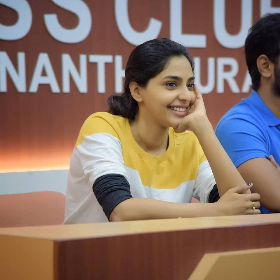 ഒരു ചിരി ..ഒരു നോട്ടം...ഐശ്വര്യ ലക്ഷ്മിയുടെ പുതിയ ചിത്രം  ഏറ്റെടുത്ത് ആരാധകര്‍