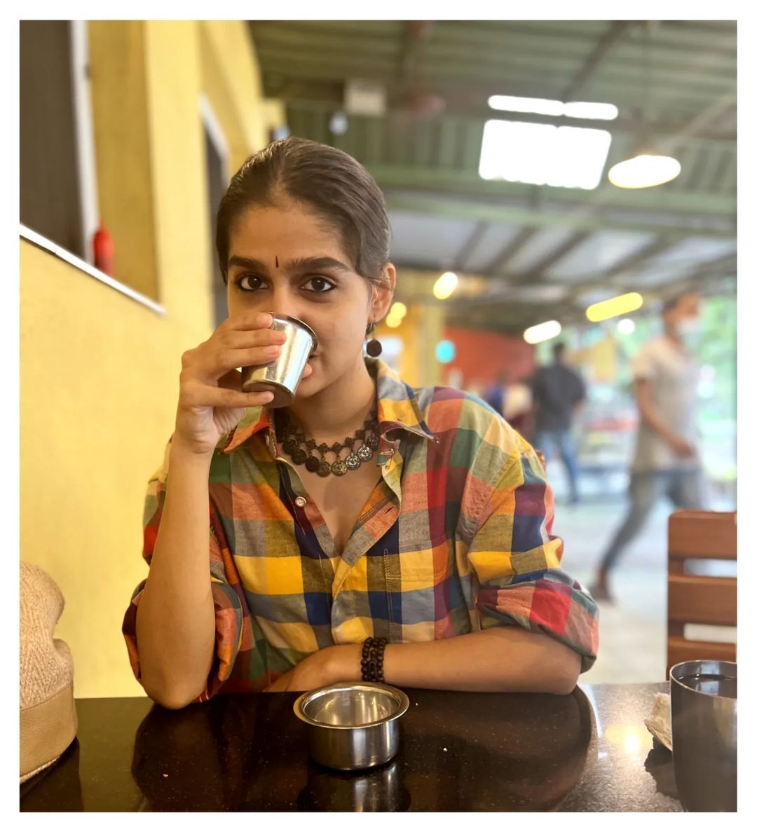 കുപ്പായ കൈകള്‍ തെറുത്ത് കയറ്റി അനശ്വര; മഴയത്ത് കൂട്ടിനൊരു ചായയും-വൈറല്‍ ചിത്രങ്ങള്‍