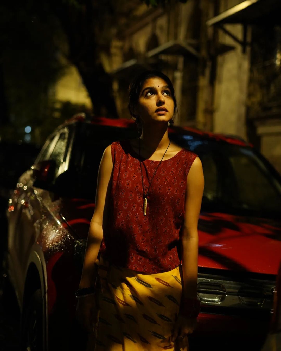 കുപ്പായ കൈകള്‍ തെറുത്ത് കയറ്റി അനശ്വര; മഴയത്ത് കൂട്ടിനൊരു ചായയും-വൈറല്‍ ചിത്രങ്ങള്‍