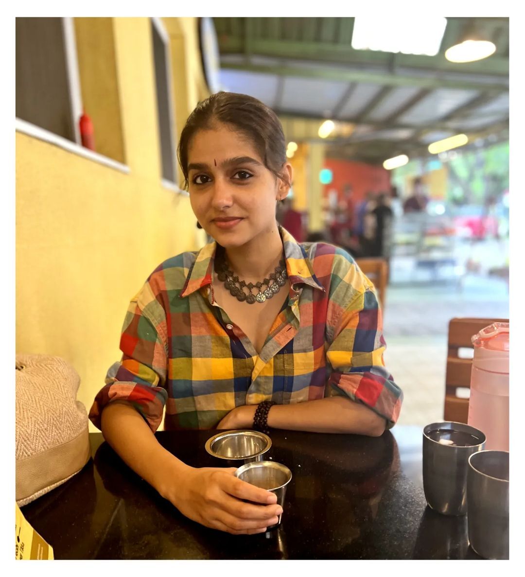 കുപ്പായ കൈകള്‍ തെറുത്ത് കയറ്റി അനശ്വര; മഴയത്ത് കൂട്ടിനൊരു ചായയും-വൈറല്‍ ചിത്രങ്ങള്‍