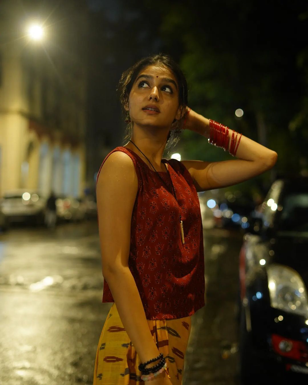 കുപ്പായ കൈകള്‍ തെറുത്ത് കയറ്റി അനശ്വര; മഴയത്ത് കൂട്ടിനൊരു ചായയും-വൈറല്‍ ചിത്രങ്ങള്‍