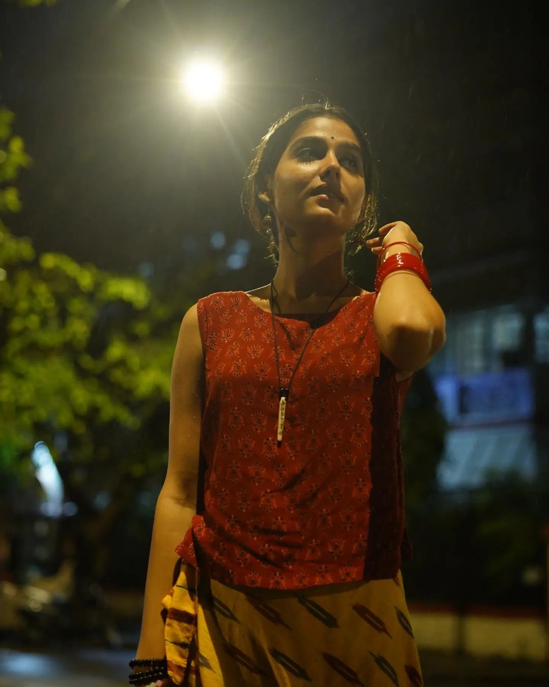 കുപ്പായ കൈകള്‍ തെറുത്ത് കയറ്റി അനശ്വര; മഴയത്ത് കൂട്ടിനൊരു ചായയും-വൈറല്‍ ചിത്രങ്ങള്‍