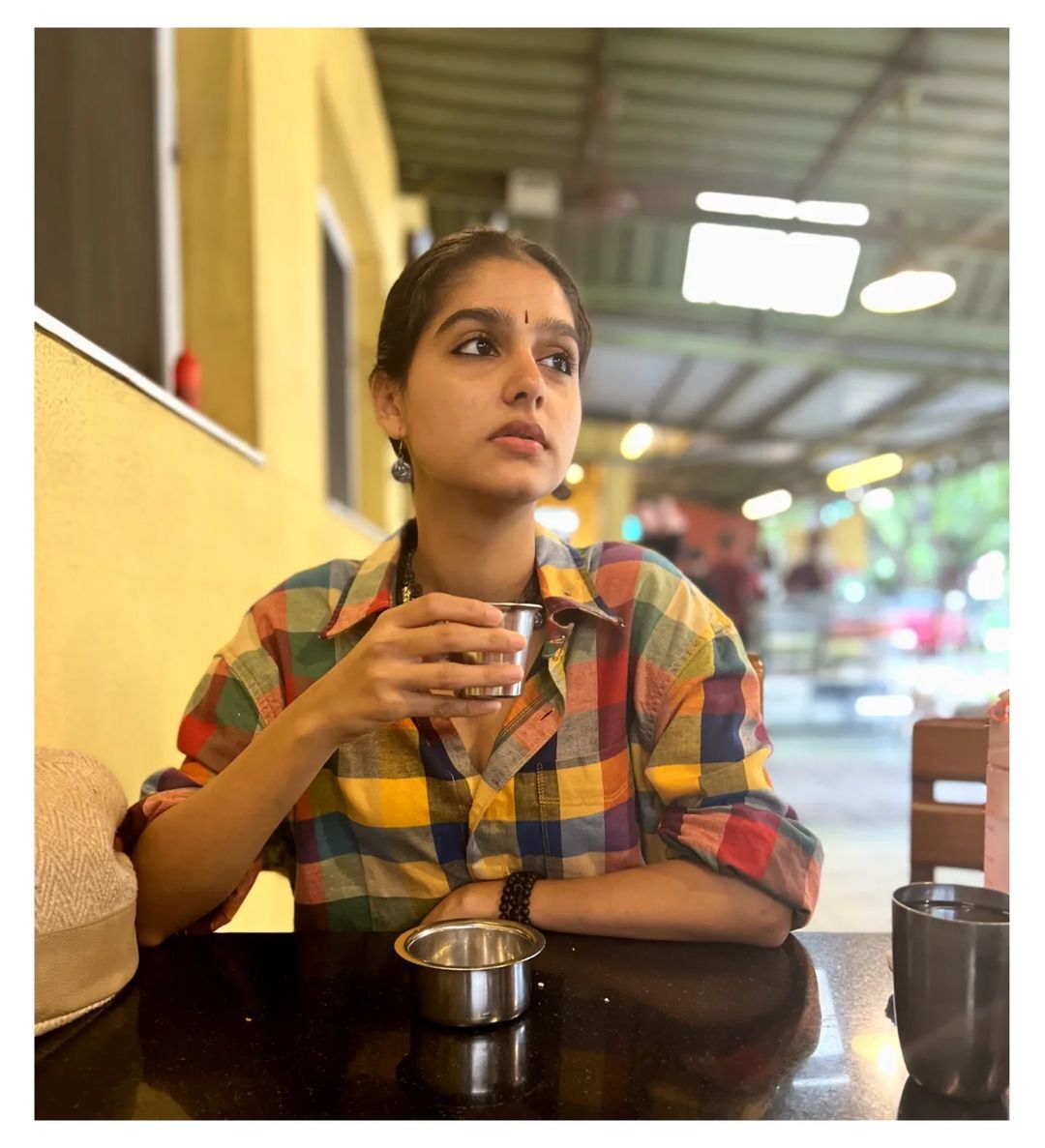 കുപ്പായ കൈകള്‍ തെറുത്ത് കയറ്റി അനശ്വര; മഴയത്ത് കൂട്ടിനൊരു ചായയും-വൈറല്‍ ചിത്രങ്ങള്‍