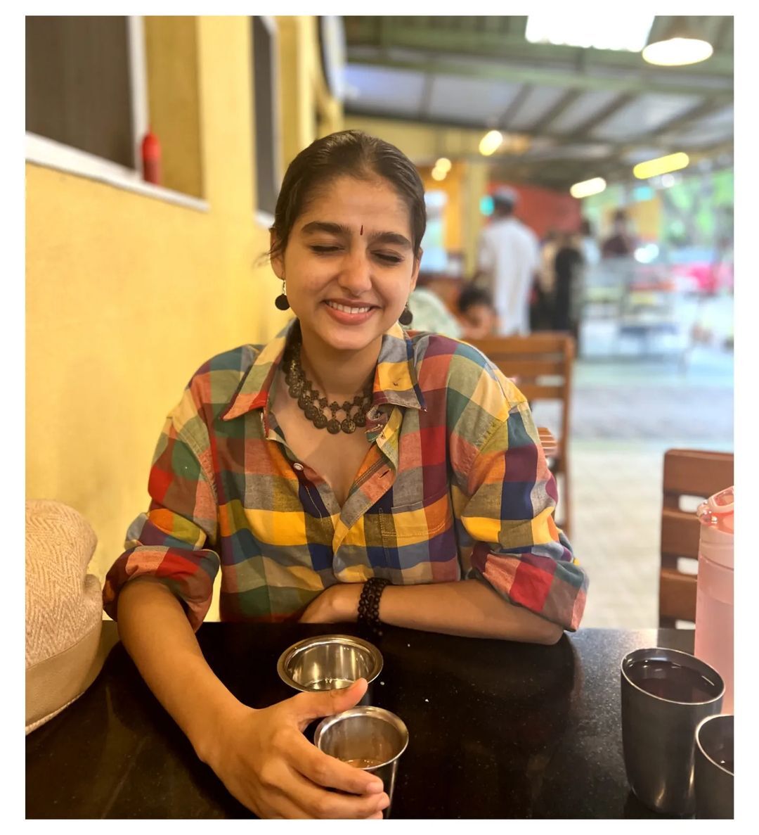 കുപ്പായ കൈകള്‍ തെറുത്ത് കയറ്റി അനശ്വര; മഴയത്ത് കൂട്ടിനൊരു ചായയും-വൈറല്‍ ചിത്രങ്ങള്‍