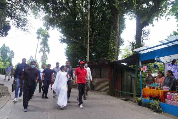 ഭരണം മാത്രമല്ല, ഇത്തിരി പാചകവും... മോമോസ് ഉണ്ടാക്കി മമതാ ബാനര്‍ജി..വൈറല്‍ ചിത്രങ്ങള്‍