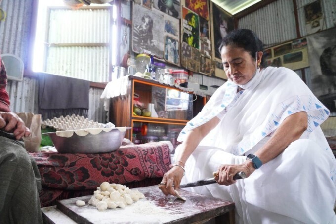 ഭരണം മാത്രമല്ല, ഇത്തിരി പാചകവും... മോമോസ് ഉണ്ടാക്കി മമതാ ബാനര്‍ജി..വൈറല്‍ ചിത്രങ്ങള്‍