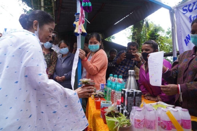ഭരണം മാത്രമല്ല, ഇത്തിരി പാചകവും... മോമോസ് ഉണ്ടാക്കി മമതാ ബാനര്‍ജി..വൈറല്‍ ചിത്രങ്ങള്‍