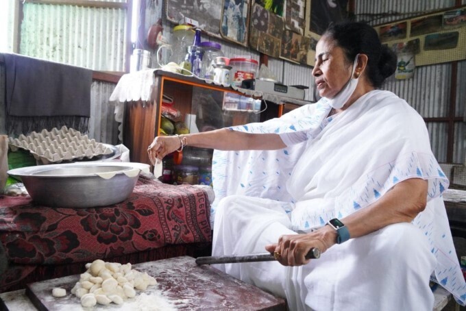 ഭരണം മാത്രമല്ല, ഇത്തിരി പാചകവും... മോമോസ് ഉണ്ടാക്കി മമതാ ബാനര്‍ജി..വൈറല്‍ ചിത്രങ്ങള്‍