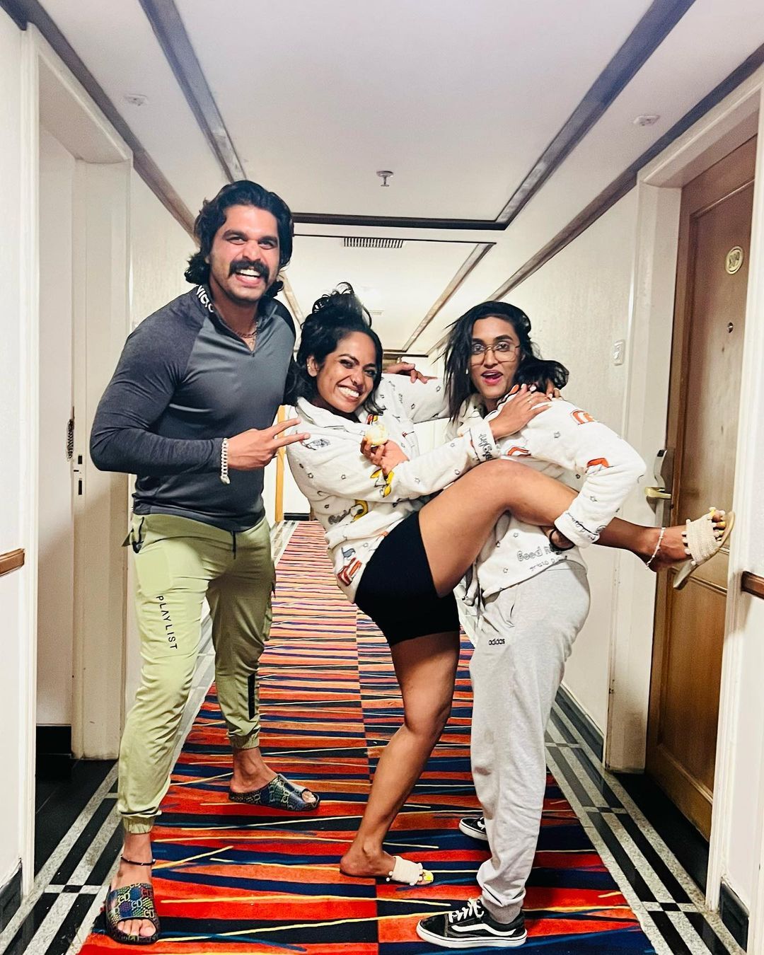 'ഞാന്‍ ആ സ്‌കൂളില്‍ അല്ല ലാലേട്ടാ പഠിച്ചത്...'; ട്രെന്‍ഡിംഗായി നിമിഷയുടെ പുതിയ ലുക്കും ടി ഷർട്ടും