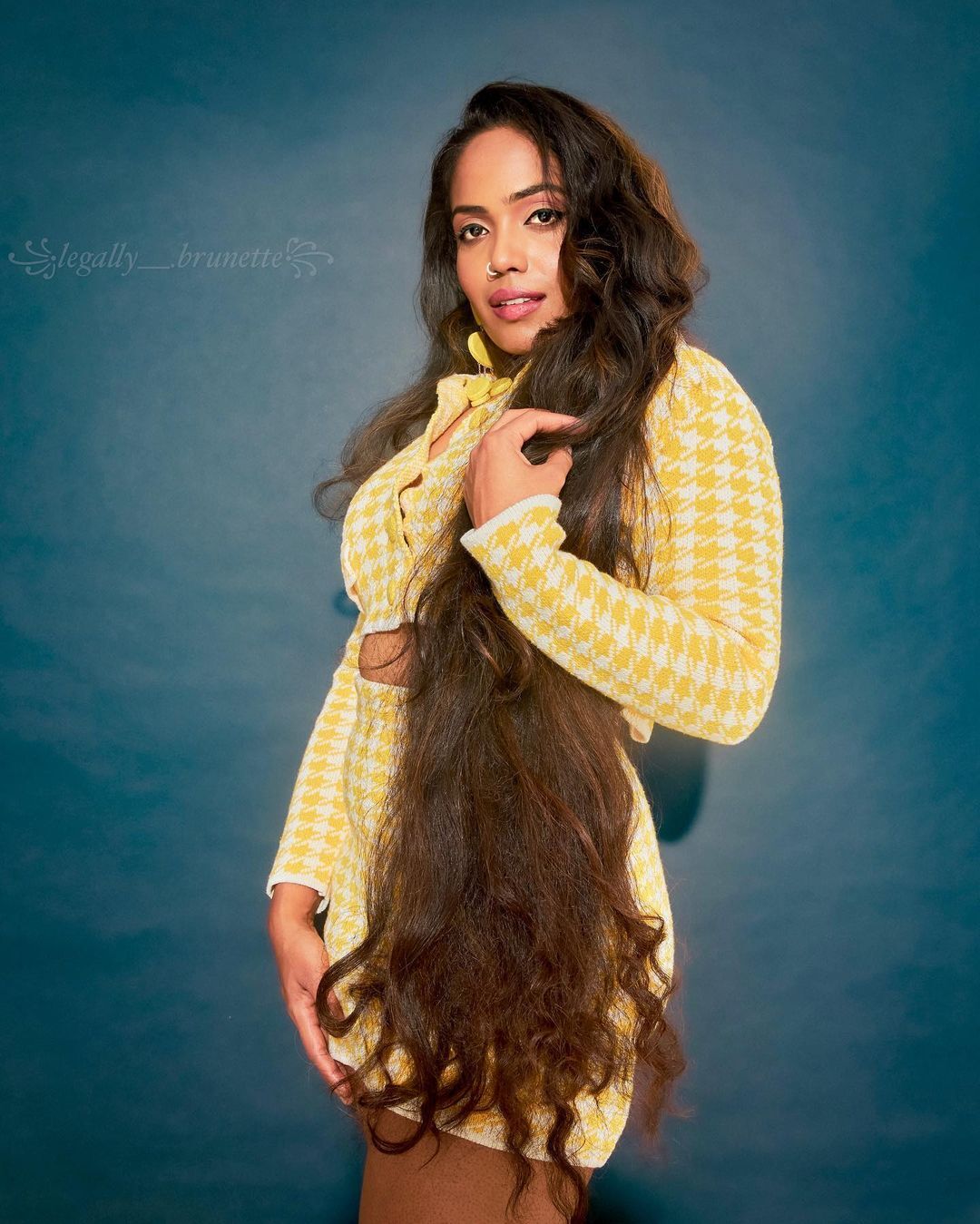 'ഞാന്‍ ആ സ്‌കൂളില്‍ അല്ല ലാലേട്ടാ പഠിച്ചത്...'; ട്രെന്‍ഡിംഗായി നിമിഷയുടെ പുതിയ ലുക്കും ടി ഷർട്ടും