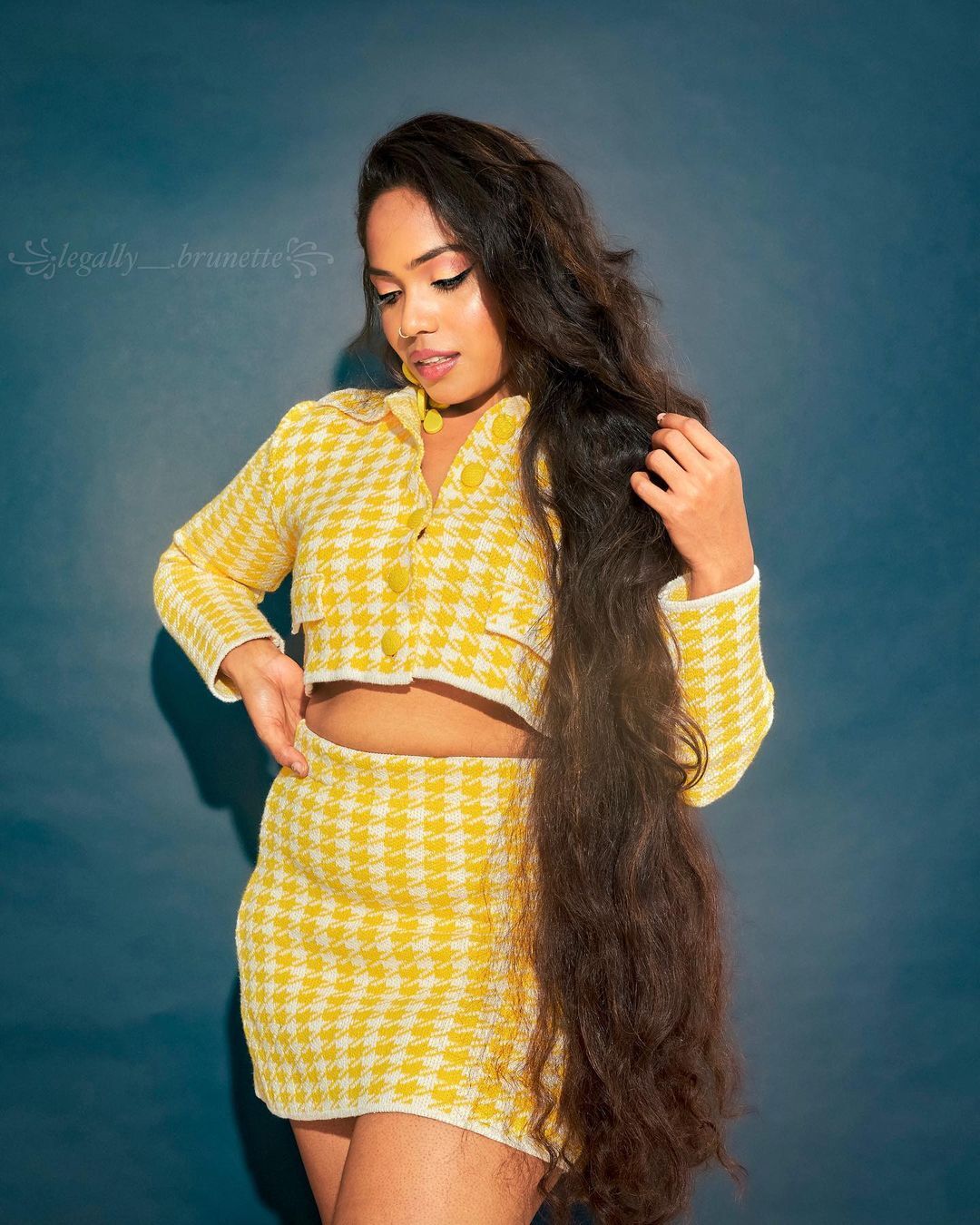 'ഞാന്‍ ആ സ്‌കൂളില്‍ അല്ല ലാലേട്ടാ പഠിച്ചത്...'; ട്രെന്‍ഡിംഗായി നിമിഷയുടെ പുതിയ ലുക്കും ടി ഷർട്ടും