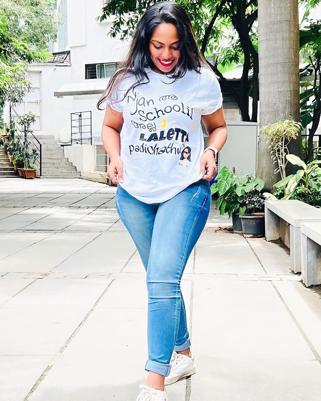 'ഞാന്‍ ആ സ്‌കൂളില്‍ അല്ല ലാലേട്ടാ പഠിച്ചത്...'; ട്രെന്‍ഡിംഗായി നിമിഷയുടെ പുതിയ ലുക്കും ടി ഷർട്ടും