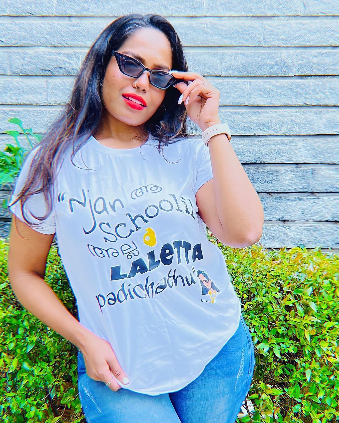 'ഞാന്‍ ആ സ്‌കൂളില്‍ അല്ല ലാലേട്ടാ പഠിച്ചത്...'; ട്രെന്‍ഡിംഗായി നിമിഷയുടെ പുതിയ ലുക്കും ടി ഷർട്ടും