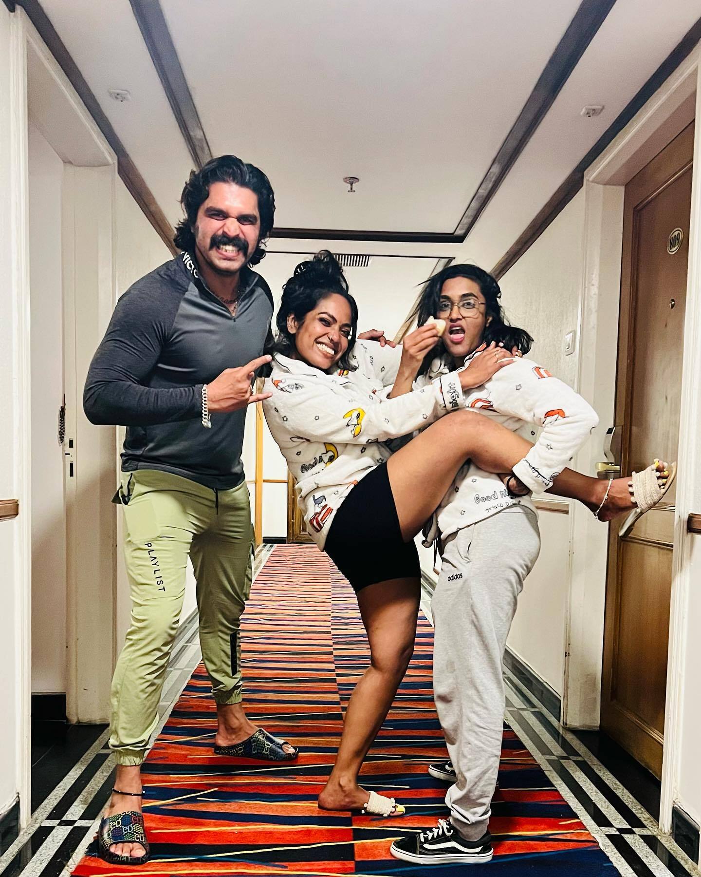 രണ്ടാളും കൂടിയാലെ പൊളിയാണ്..ഇപ്പോളീ മൂന്നാമനും...പൊളിച്ചടുക്ക് ...പുതിയ ചിത്രവുമായി നിമിഷ