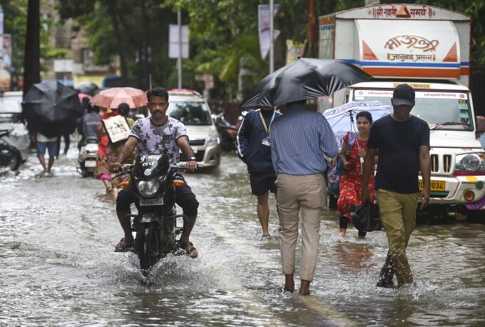 Heavy monsoon rains Cause waterlogging, in Mumbai