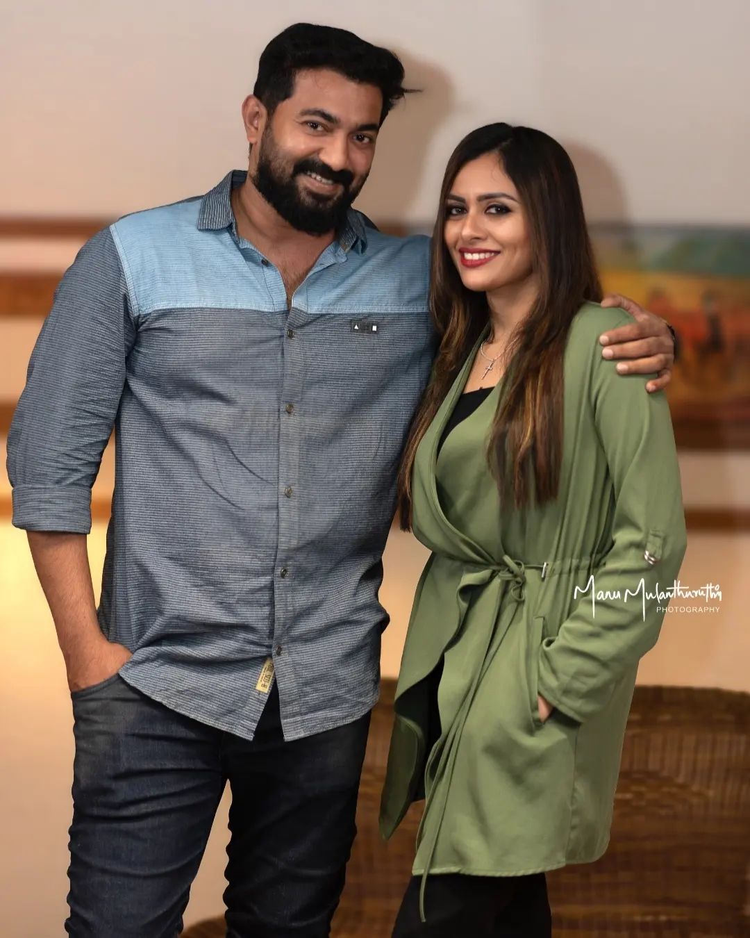 എന്റെ കരുത്താണ്.. ഹൃദയം പതിപ്പിച്ച് ജോണിനോട് ചേര്‍ന്ന് നിന്ന് ധന്യാ  മേരി വര്‍ഗീസ്