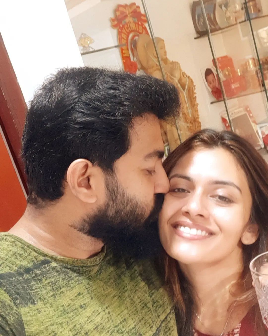 എന്റെ കരുത്താണ്.. ഹൃദയം പതിപ്പിച്ച് ജോണിനോട് ചേര്‍ന്ന് നിന്ന് ധന്യാ  മേരി വര്‍ഗീസ്