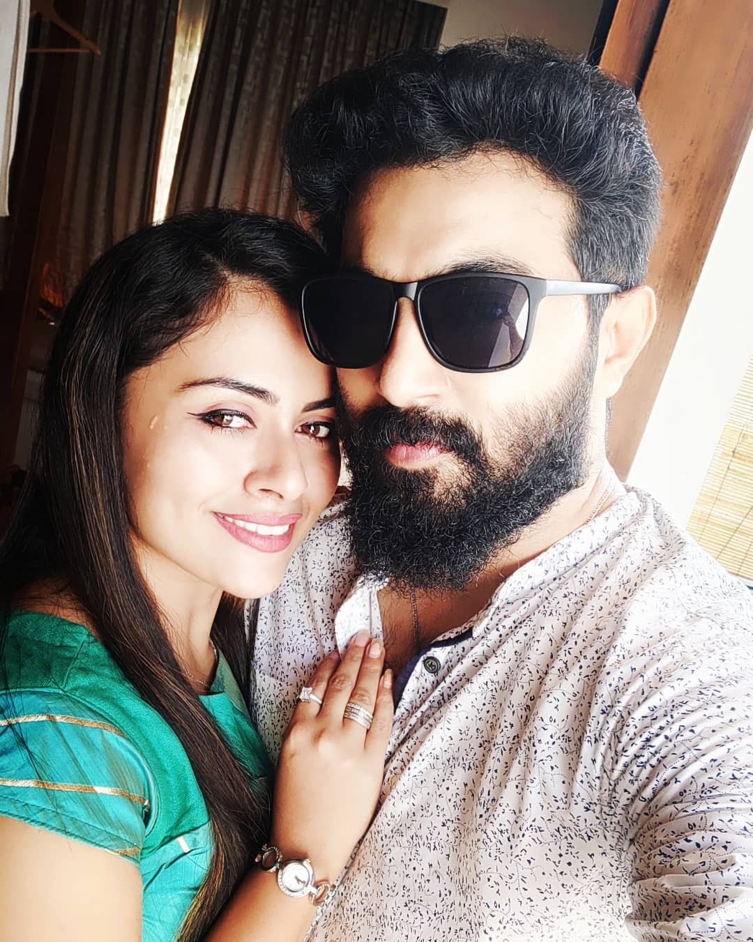 എന്റെ കരുത്താണ്.. ഹൃദയം പതിപ്പിച്ച് ജോണിനോട് ചേര്‍ന്ന് നിന്ന് ധന്യാ  മേരി വര്‍ഗീസ്