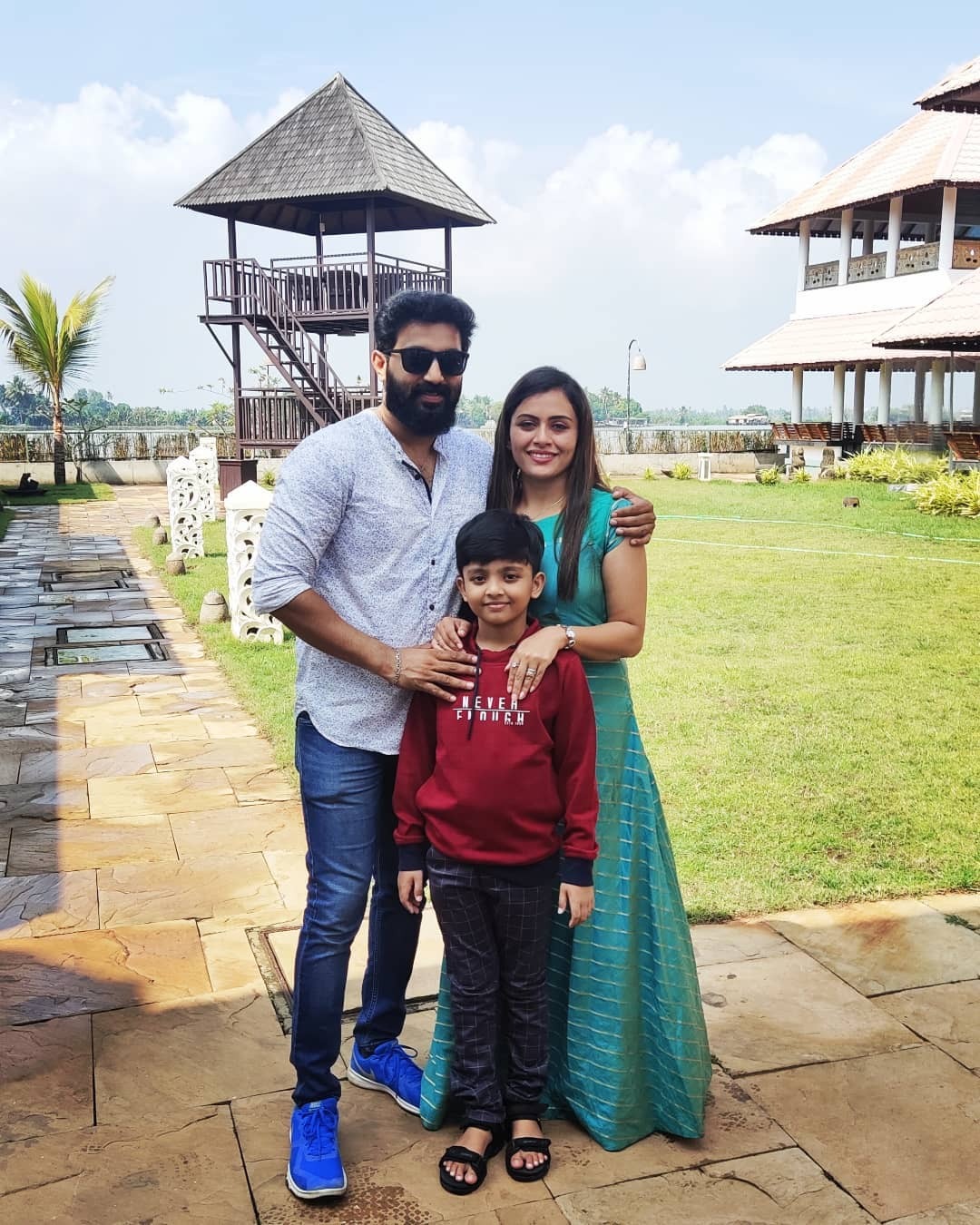എന്റെ കരുത്താണ്.. ഹൃദയം പതിപ്പിച്ച് ജോണിനോട് ചേര്‍ന്ന് നിന്ന് ധന്യാ  മേരി വര്‍ഗീസ്
