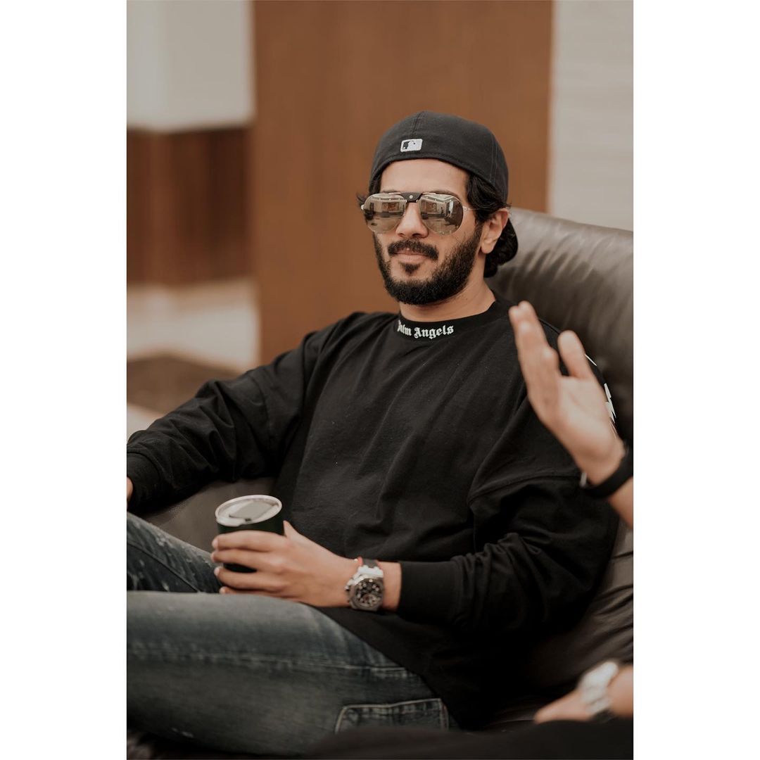 ഇതെന്ത് പൊളിയാണ് ഡിക്യൂ; ആരാധകര്‍ക്കൊപ്പം ആടിത്തിമിര്‍ത്ത് സീതാരാമം ടീം, വൈറല്‍ ചിത്രങ്ങള്‍!!