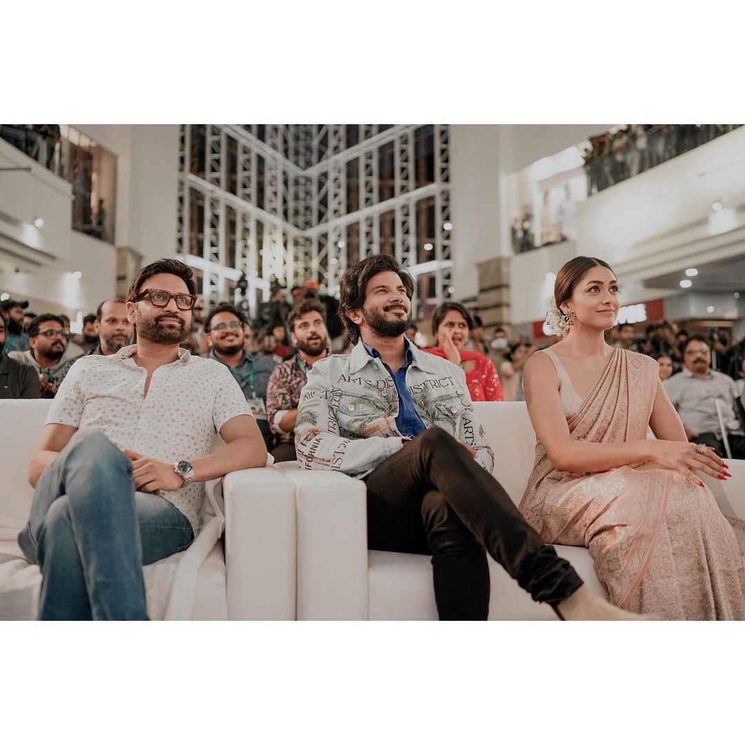 ഇതെന്ത് പൊളിയാണ് ഡിക്യൂ; ആരാധകര്‍ക്കൊപ്പം ആടിത്തിമിര്‍ത്ത് സീതാരാമം ടീം, വൈറല്‍ ചിത്രങ്ങള്‍!!