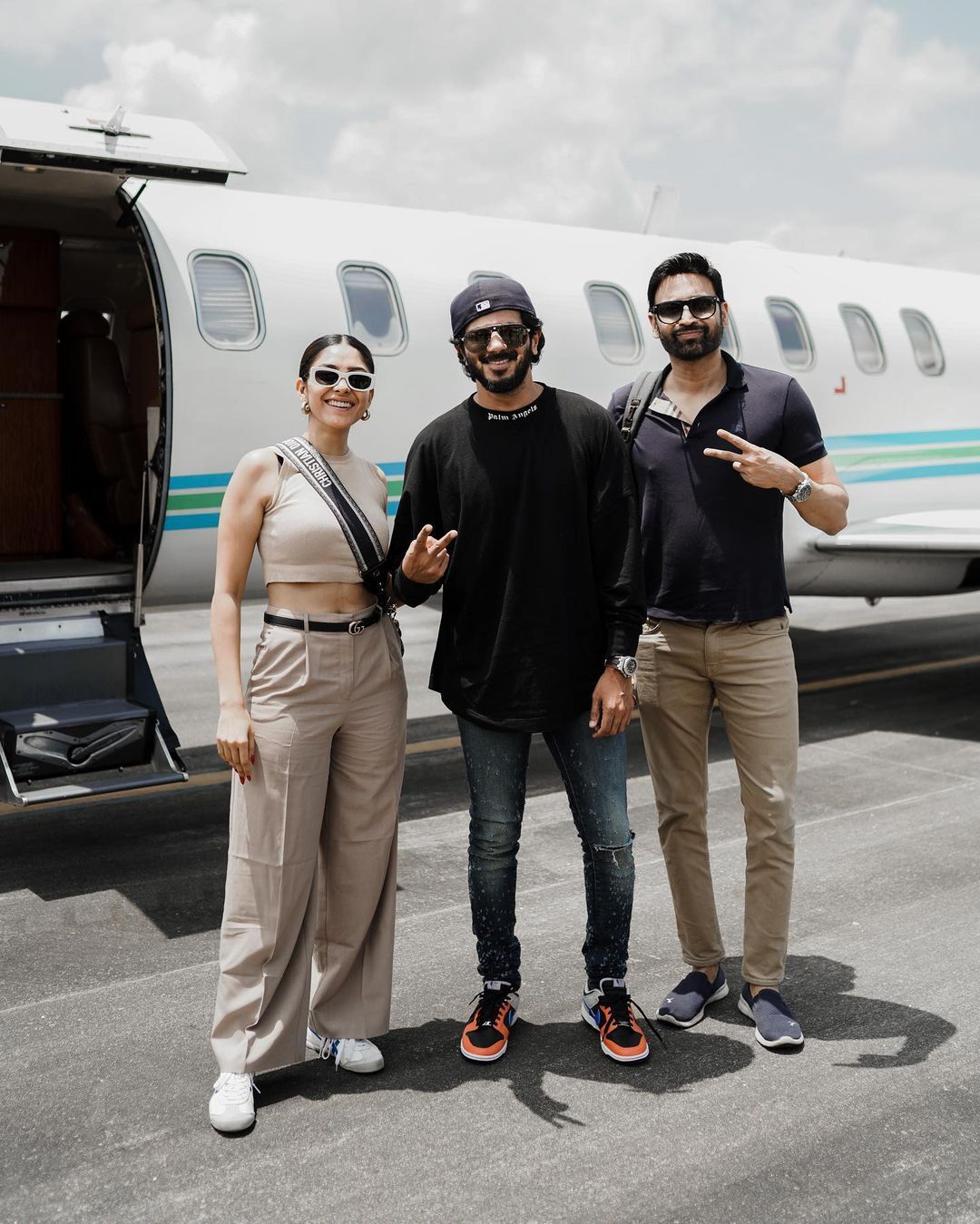 ഇതെന്ത് പൊളിയാണ് ഡിക്യൂ; ആരാധകര്‍ക്കൊപ്പം ആടിത്തിമിര്‍ത്ത് സീതാരാമം ടീം, വൈറല്‍ ചിത്രങ്ങള്‍!!