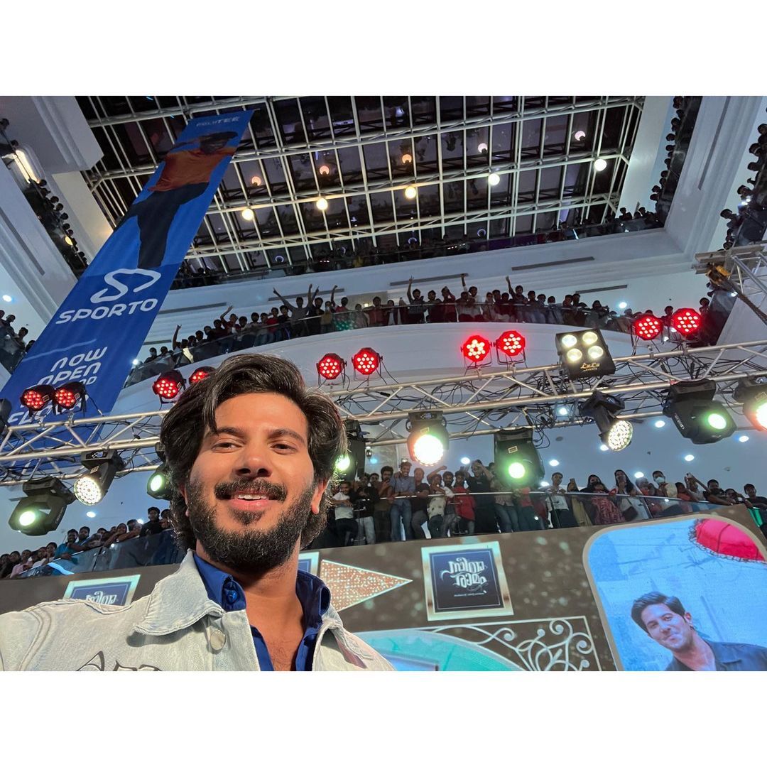 ഇതെന്ത് പൊളിയാണ് ഡിക്യൂ; ആരാധകര്‍ക്കൊപ്പം ആടിത്തിമിര്‍ത്ത് സീതാരാമം ടീം, വൈറല്‍ ചിത്രങ്ങള്‍!!