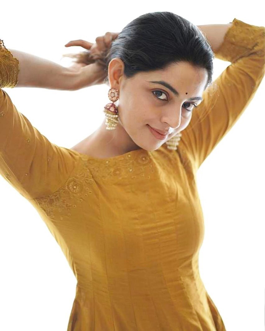 മേഘദേവത തന്നെ, ആരും ആ സൗന്ദര്യത്തില്‍ മയങ്ങിപ്പോകും, നിഖിലയുടെ ക്യൂട്ട്‌നെസ്സിന് വിശേഷണമില്ല, വൈലായി ചിത്രങ്ങള്‍