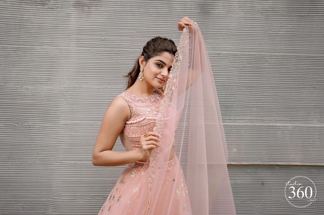 മേഘദേവത തന്നെ, ആരും ആ സൗന്ദര്യത്തില്‍ മയങ്ങിപ്പോകും, നിഖിലയുടെ ക്യൂട്ട്‌നെസ്സിന് വിശേഷണമില്ല, വൈലായി ചിത്രങ്ങള്‍