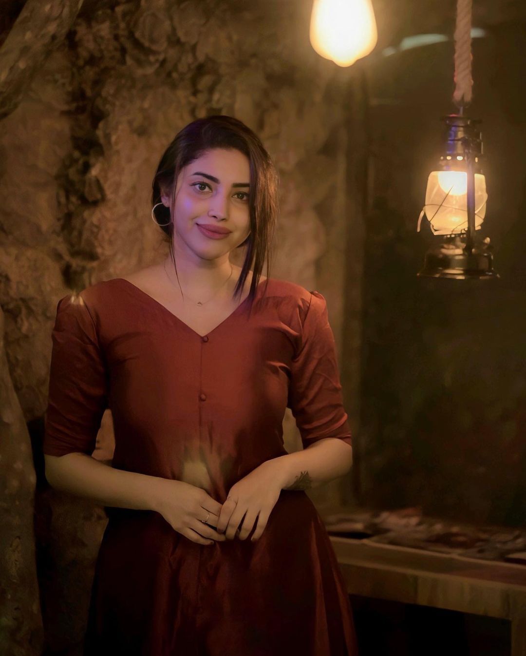 'പച്ചപ്പനന്തത്ത ഇന്ന് ചുവപ്പിലാണല്ലോ'; അമേയയുടെ ഗ്ലമാറസ് ലുക്ക് പൊളിച്ചെന്ന് ആരാധകര്‍