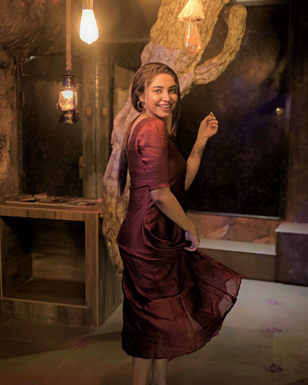 'പച്ചപ്പനന്തത്ത ഇന്ന് ചുവപ്പിലാണല്ലോ'; അമേയയുടെ ഗ്ലമാറസ് ലുക്ക് പൊളിച്ചെന്ന് ആരാധകര്‍