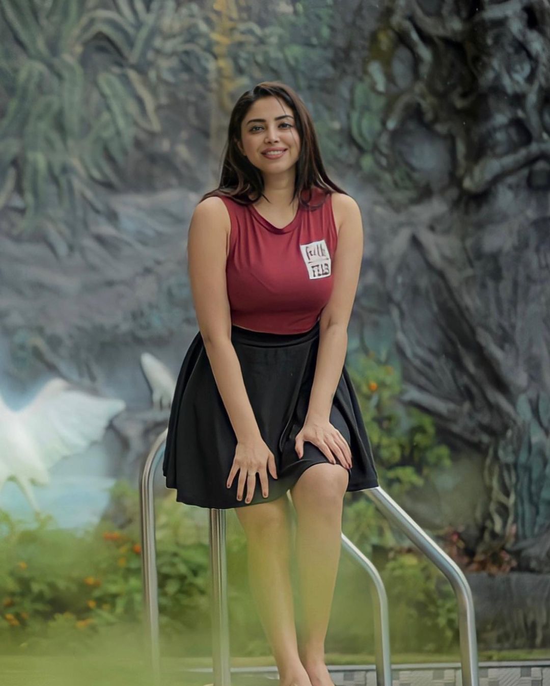 'പച്ചപ്പനന്തത്ത ഇന്ന് ചുവപ്പിലാണല്ലോ'; അമേയയുടെ ഗ്ലമാറസ് ലുക്ക് പൊളിച്ചെന്ന് ആരാധകര്‍