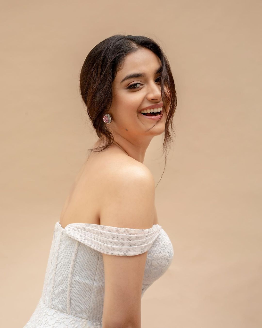 ഈ ലുക്കില്‍ നിന്ന് ആരും കണ്ണെടുക്കില്ല, മേക്കപ്പ്‌ലെസ്സില്‍ ക്യൂട്ടായി കീര്‍ത്തി സുരേഷ്, മാളവികയുടെ കമന്റ് വൈറല്‍