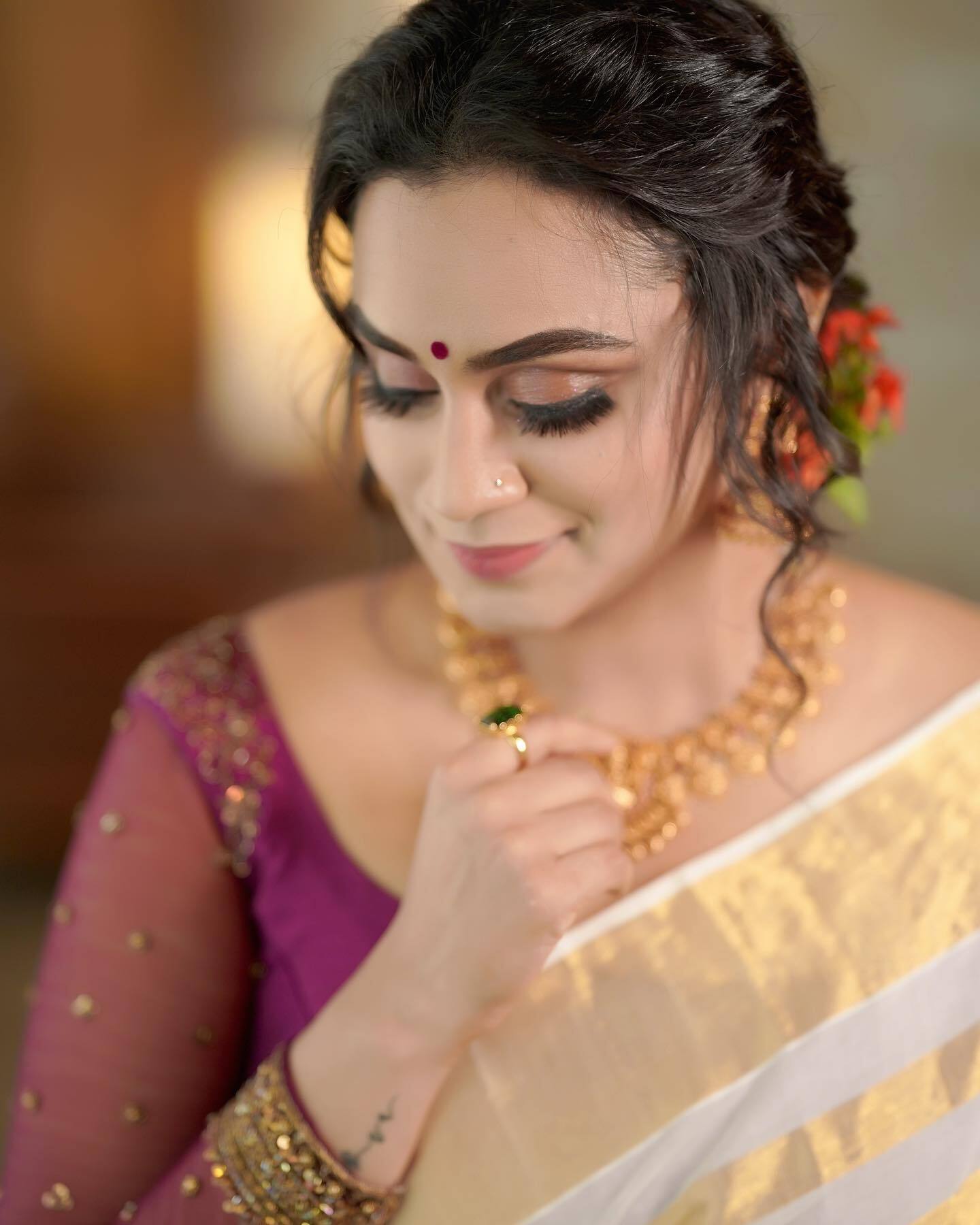 ചിരിക്കോണിലെ സൗന്ദ്യരം...സാരിയില്‍ നാണത്തോടെ ലക്ഷ്മി നക്ഷത്ര