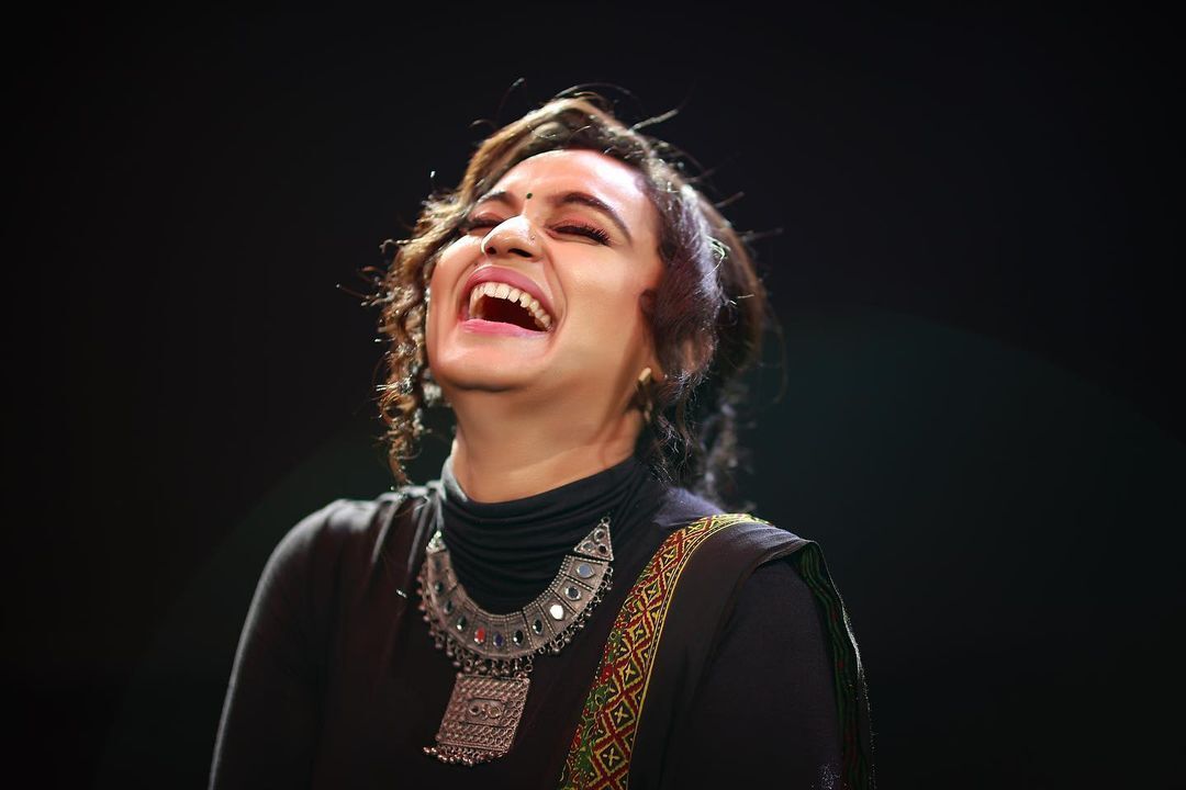 ചിരിക്കോണിലെ സൗന്ദ്യരം...സാരിയില്‍ നാണത്തോടെ ലക്ഷ്മി നക്ഷത്ര