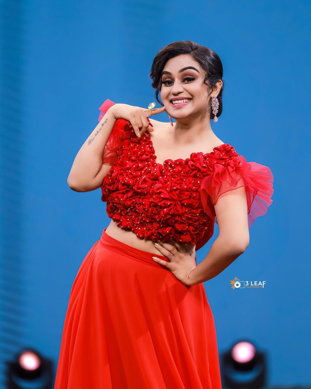 ചിരിക്കോണിലെ സൗന്ദ്യരം...സാരിയില്‍ നാണത്തോടെ ലക്ഷ്മി നക്ഷത്ര