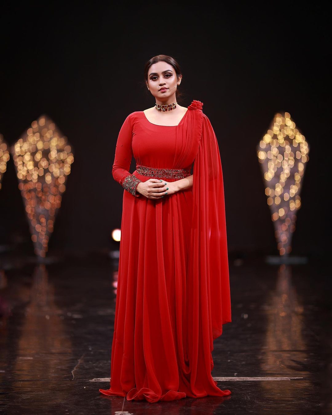 ഇത് പൊളിക്കും...ലുക്ക് മാറ്റിപ്പിടിച്ച് ലക്ഷ്മി നക്ഷത്ര...കാണാം ചിത്രങ്ങള്‍