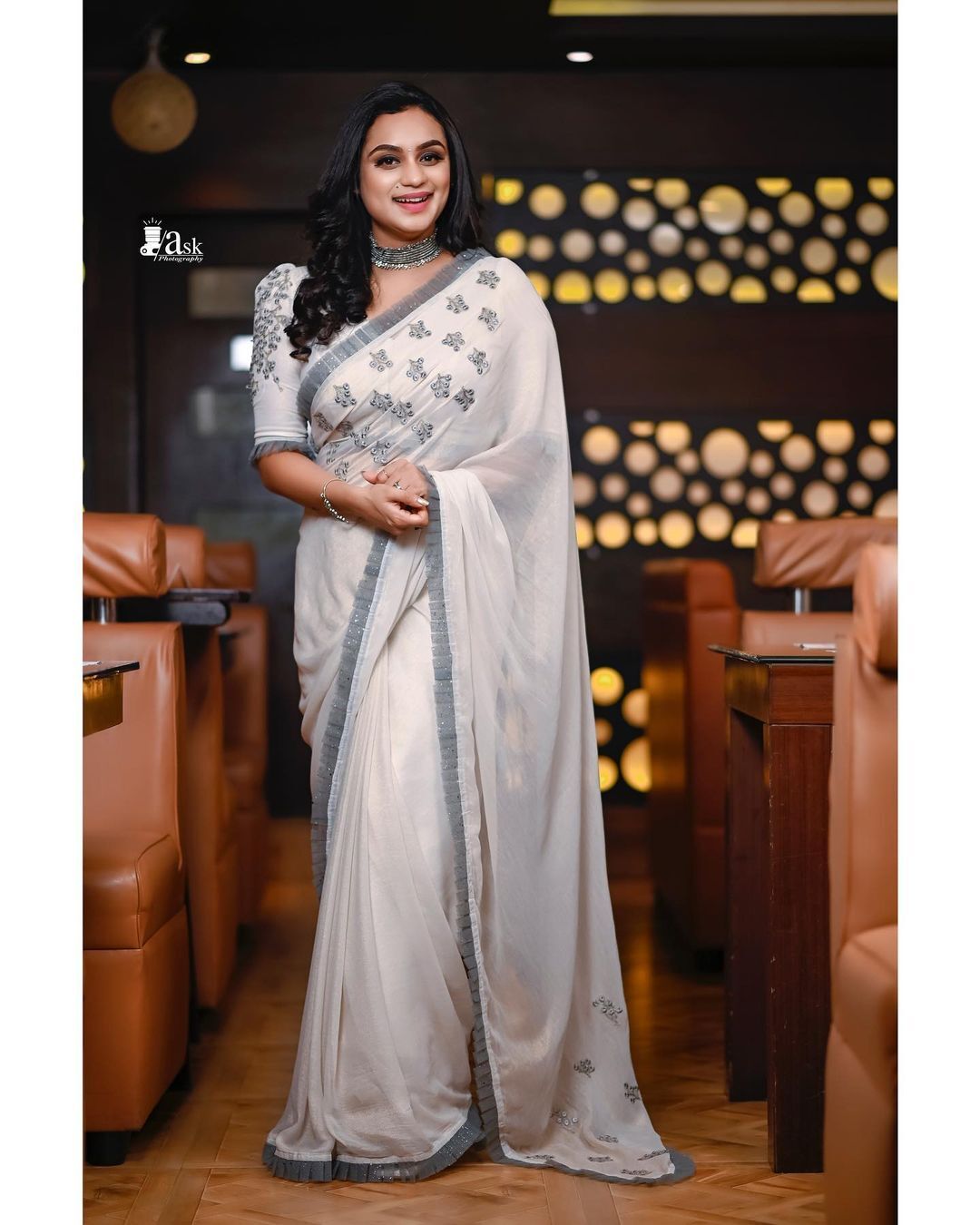   മഞ്ഞയുടെ സ്പര്‍ശം എന്നെ മൃദുവാക്കുന്നു! മഞ്ഞയില്‍ തിളങ്ങി ലക്ഷ്മി നക്ഷത്ര...