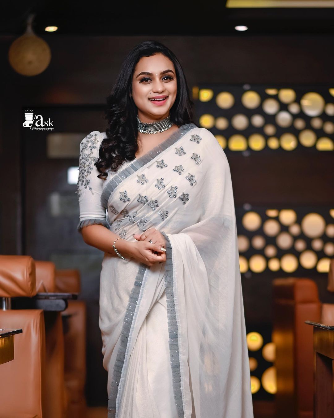   മഞ്ഞയുടെ സ്പര്‍ശം എന്നെ മൃദുവാക്കുന്നു! മഞ്ഞയില്‍ തിളങ്ങി ലക്ഷ്മി നക്ഷത്ര...