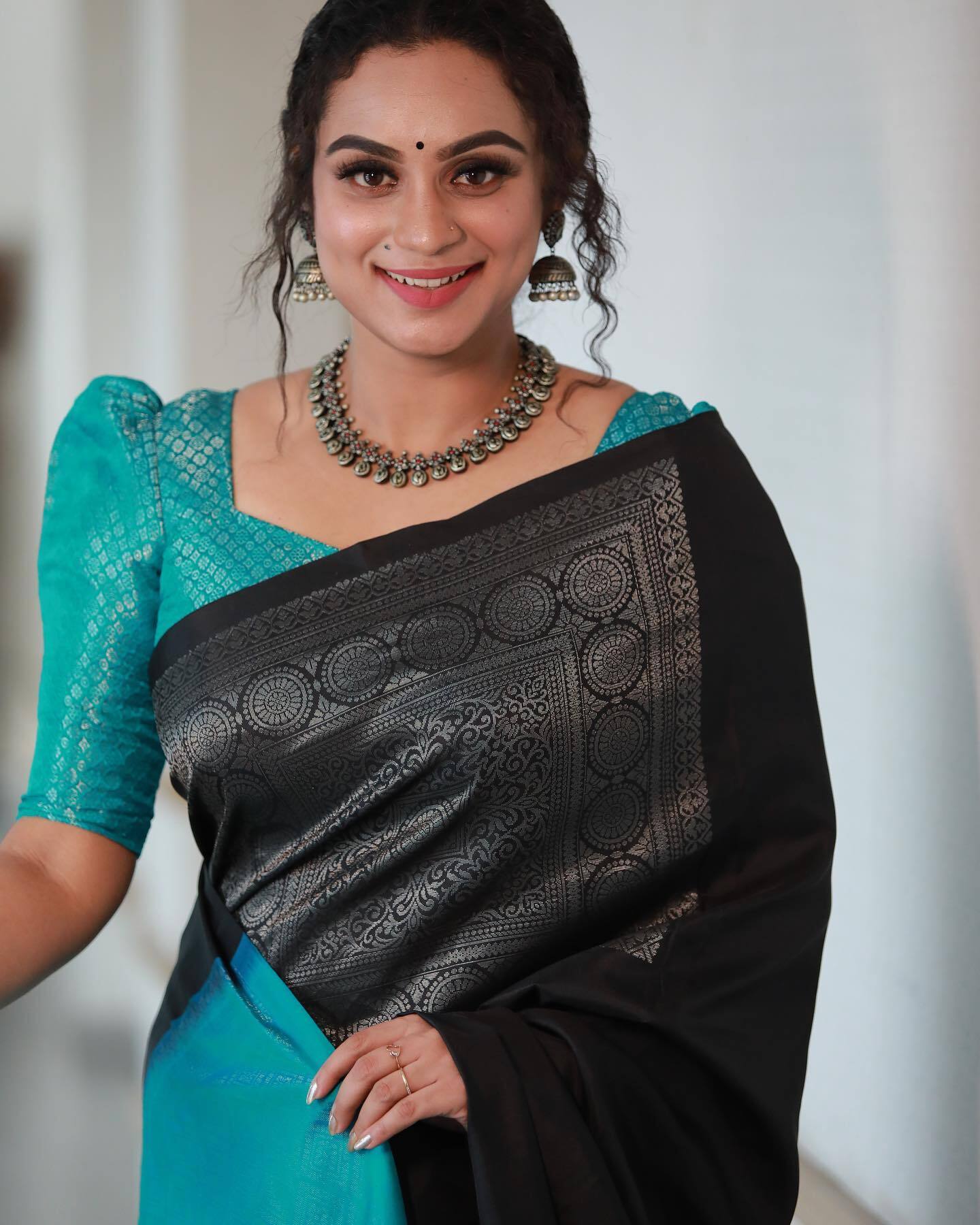   മഞ്ഞയുടെ സ്പര്‍ശം എന്നെ മൃദുവാക്കുന്നു! മഞ്ഞയില്‍ തിളങ്ങി ലക്ഷ്മി നക്ഷത്ര...