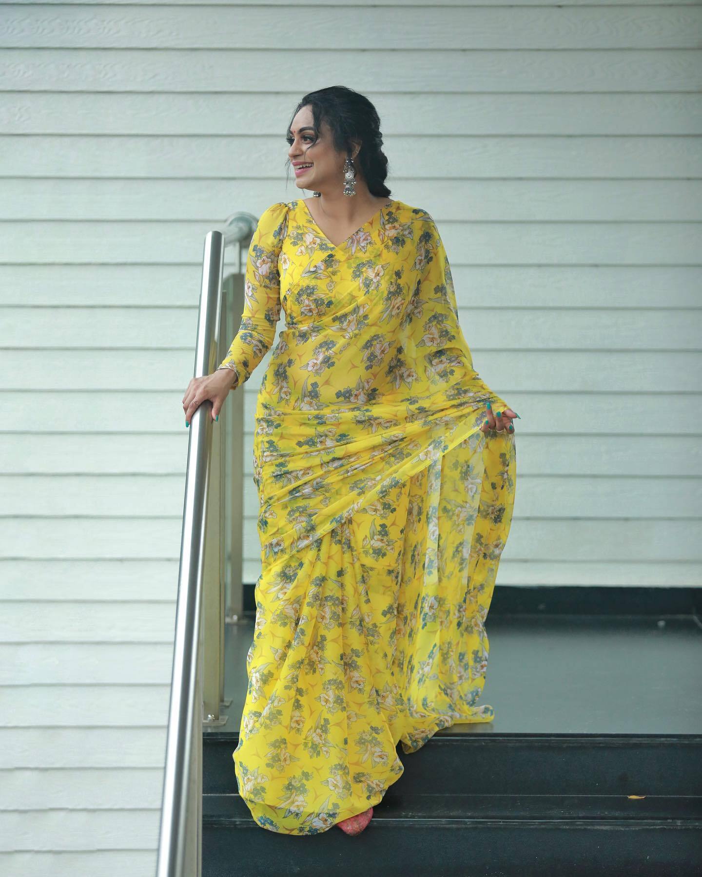   മഞ്ഞയുടെ സ്പര്‍ശം എന്നെ മൃദുവാക്കുന്നു! മഞ്ഞയില്‍ തിളങ്ങി ലക്ഷ്മി നക്ഷത്ര...