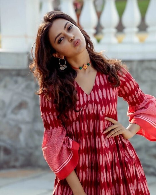 ଦେଖନ୍ତୁ, ଅଭିନେତ୍ରୀ ଆମଲା ପଲଙ୍କ ଲାଟେଷ୍ଟ ଫଟୋସୁଟ୍