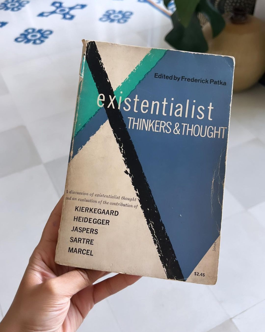 മാളവിക അമുല്‍ ബേബിയല്ല, ബുദ്ധിജീവിയാണ്, കൈയ്യിലെ പുസ്തകം കണ്ടാല്‍ ഞെട്ടും, വൈറലായി ചിത്രങ്ങള്‍