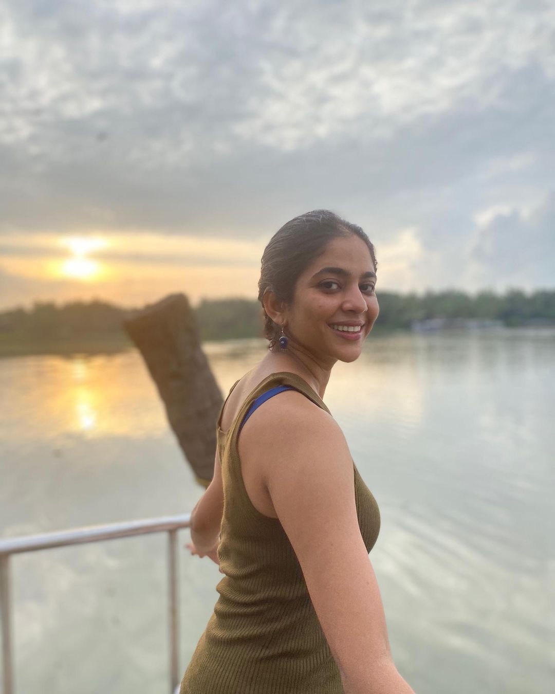 ഗ്ലാമറസ് ഫോട്ടോഷൂട്ട് ചിത്രങ്ങളുമായി ശ്രിന്ദ; പുതു പുത്തൻ ചിത്രങ്ങൾ ട്രെന്ഡിംങ്