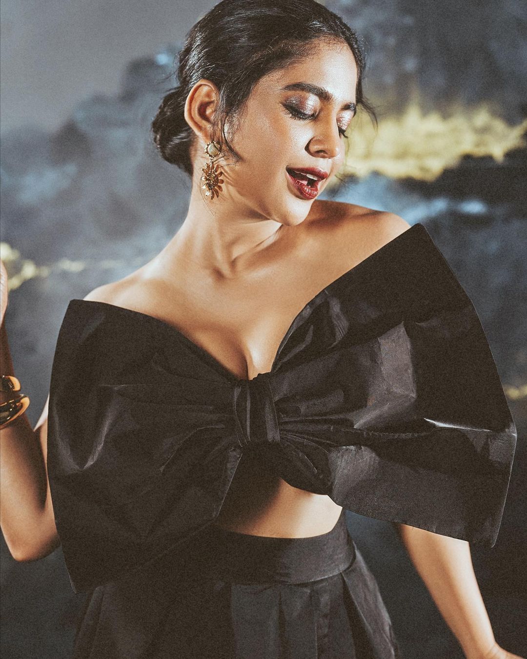 ഗ്ലാമറസ് ഫോട്ടോഷൂട്ട് ചിത്രങ്ങളുമായി ശ്രിന്ദ; പുതു പുത്തൻ ചിത്രങ്ങൾ ട്രെന്ഡിംങ്