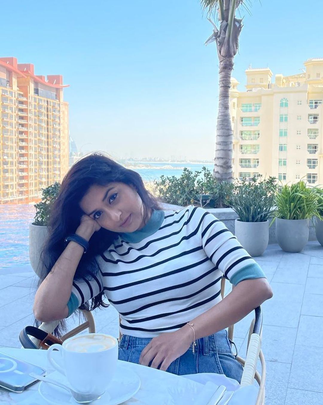 എന്റമ്മോ ഇതെന്ത് സെല്‍ഫിയാണ്; ഒടുക്കത്തെ ക്യൂട്ടും ഗ്ലാമറസും, പൊളി ലുക്കില്‍ മീരാ ജാസ്മിന്‍, വൈറലായി ചിത്രങ്ങള്‍