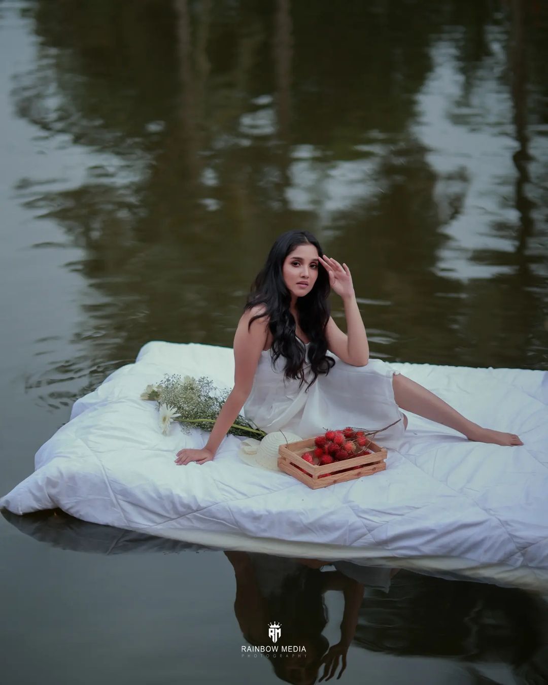 തൂവെള്ള അഴകില്‍ റാണിയായി അനിഖ; വൈറല്‍ ചിത്രങ്ങള്‍ ഏറ്റെടുത്ത് ആരാധകര്‍ 