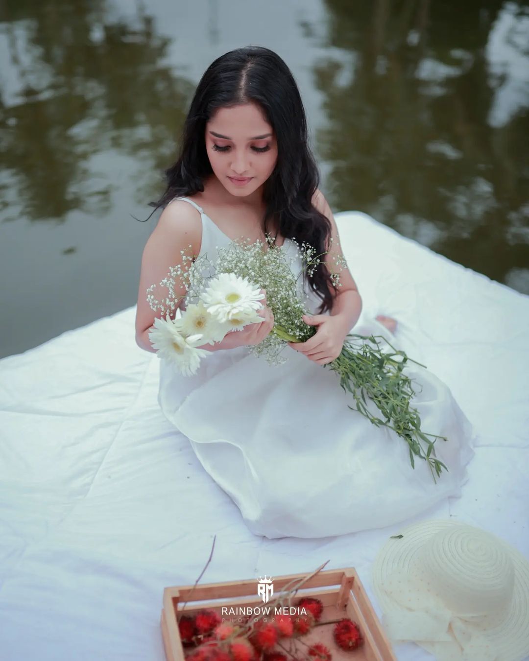 തൂവെള്ള അഴകില്‍ റാണിയായി അനിഖ; വൈറല്‍ ചിത്രങ്ങള്‍ ഏറ്റെടുത്ത് ആരാധകര്‍ 