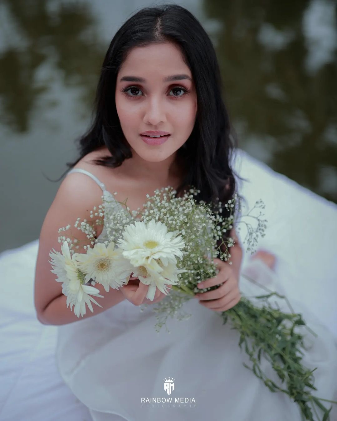 തൂവെള്ള അഴകില്‍ റാണിയായി അനിഖ; വൈറല്‍ ചിത്രങ്ങള്‍ ഏറ്റെടുത്ത് ആരാധകര്‍ 